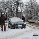 Skifahrer und Straßenbahn .