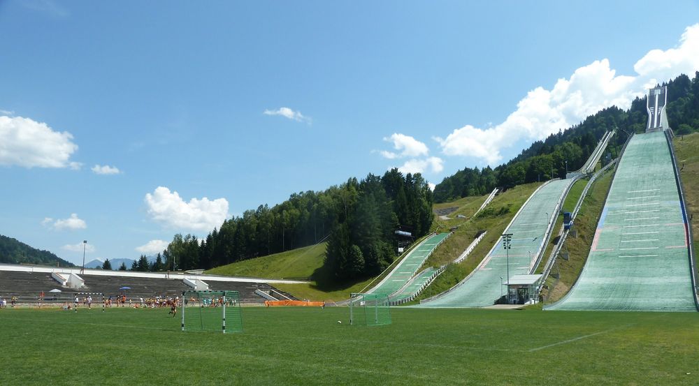 Skiflugschanze im Sommer