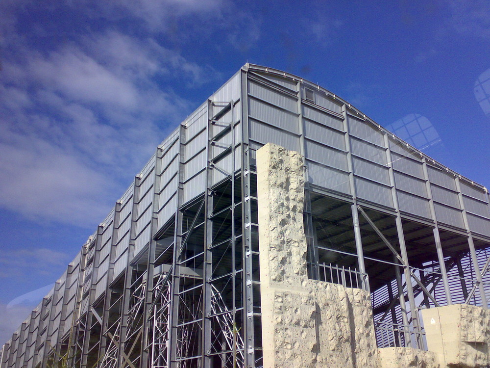 skihalle mit kletterwand...