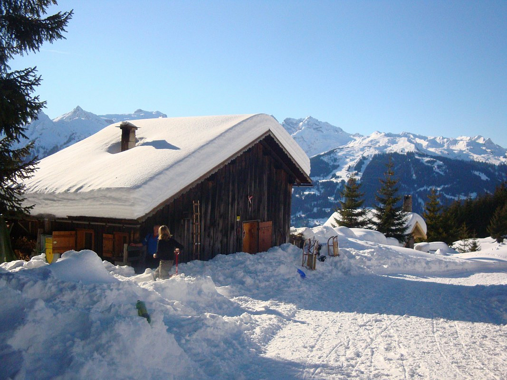 Skihütte mit Berglandschaft