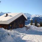 Skihütte mit Berglandschaft