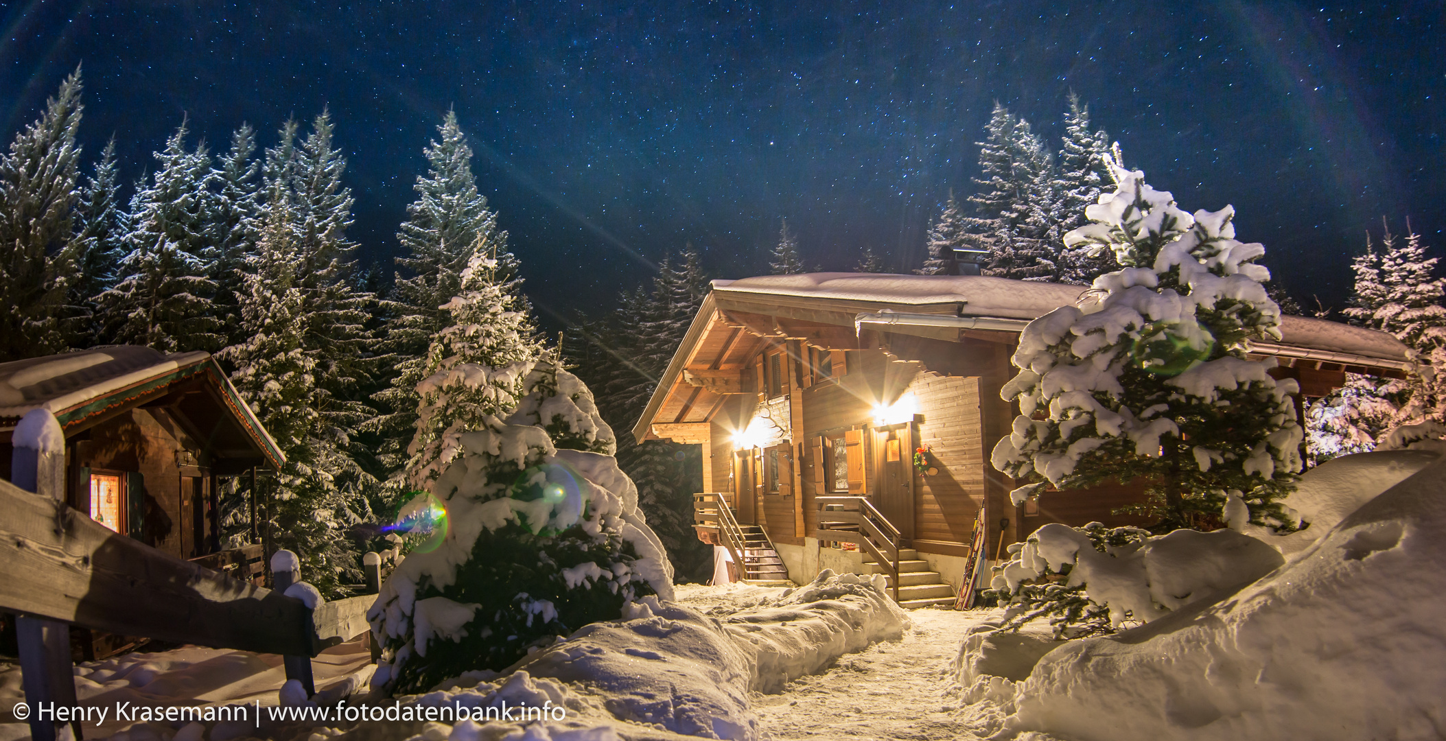 Skihütte mit Sternenhimmel im Schnee