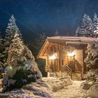 Skihütte mit Sternenhimmel im Schnee