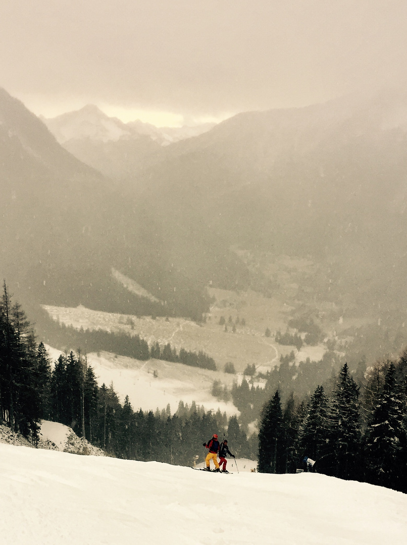 Skiläufer in grandioser Alpenlandschaft