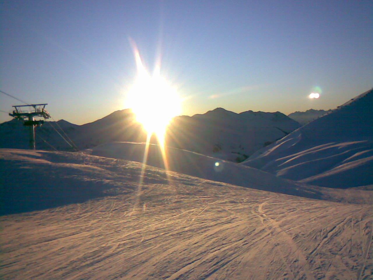 Skipiste bei Sonnenuntergang