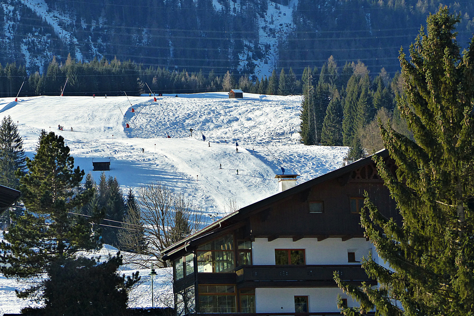 Skipiste hinter dem Haus