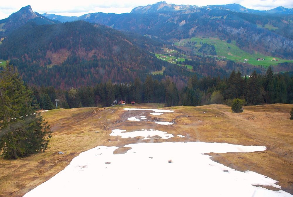 Skipiste im Frühjahr