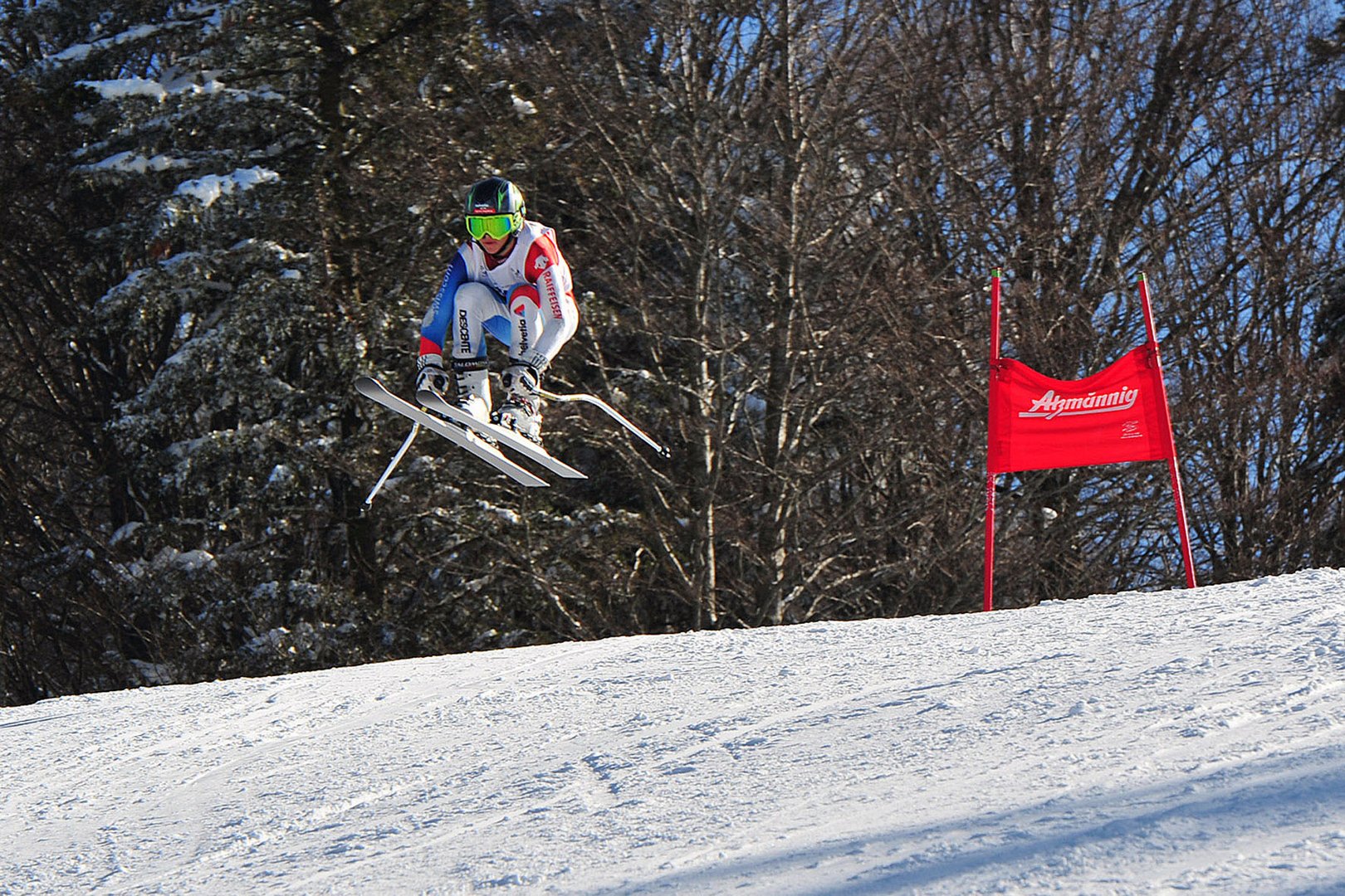 Skirennsportler über den Sprung