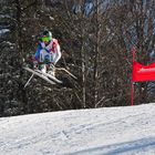 Skirennsportler über den Sprung