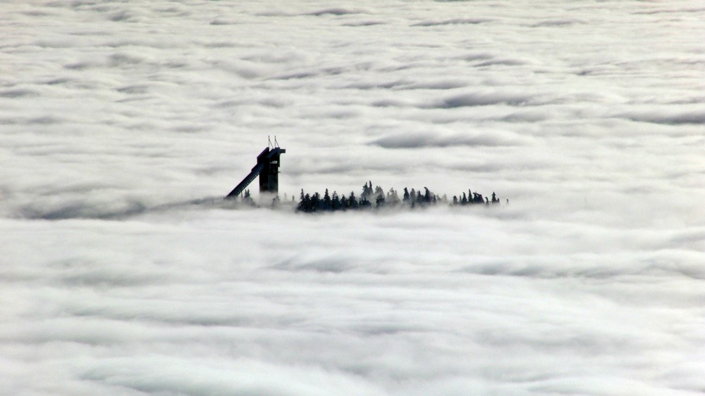 Skispringen über den Wolken