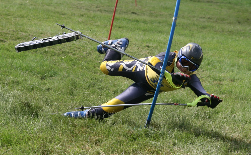 Skisturz bei Grasskirennen