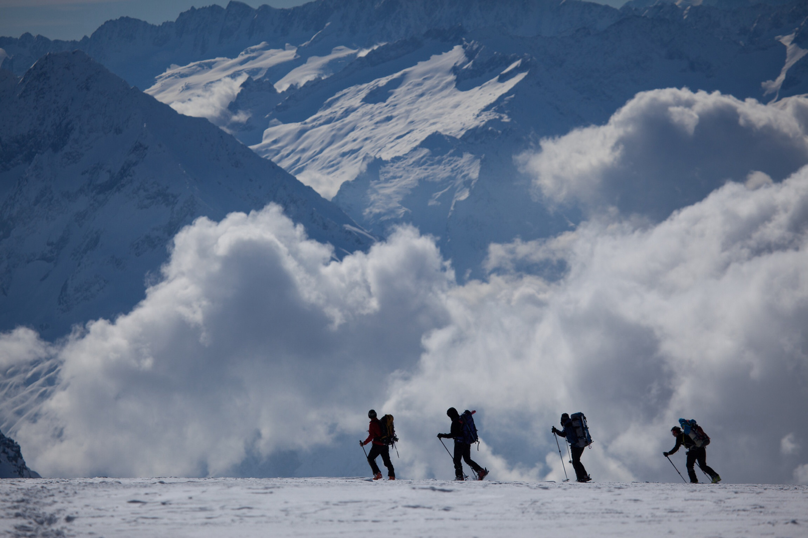 Skitourengänger mit Wolken