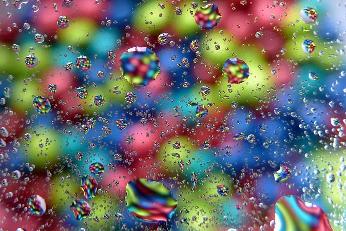 Skittles unter nassem Glas