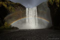 Skógafoss mit Regenbogen