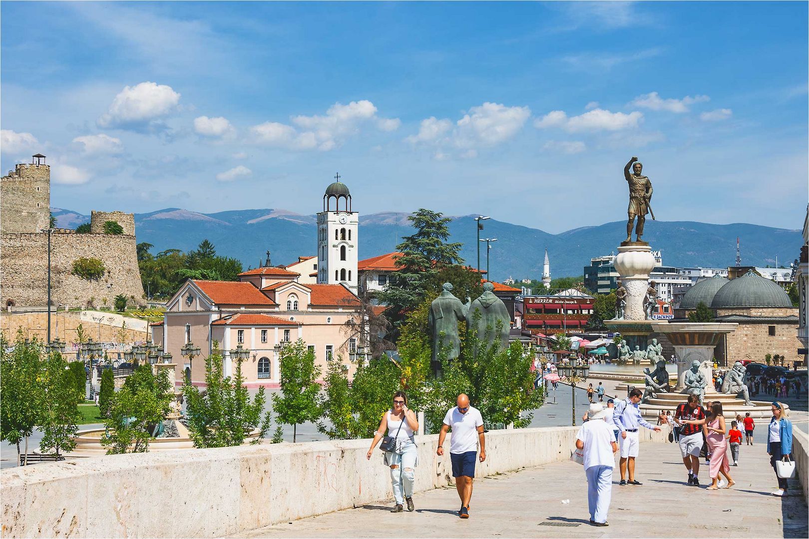 Skopje - auf Steinbogenbruecke mit Blick zum Denkmal Philipp II. v. Mazedonien