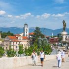 Skopje - auf Steinbogenbruecke mit Blick zum Denkmal Philipp II. v. Mazedonien