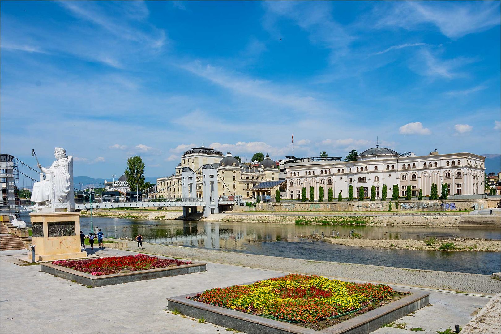 Skopje - im Zentrum am Fluß Vardar, links Denkmal des byzantinischen Kaisers Justinian