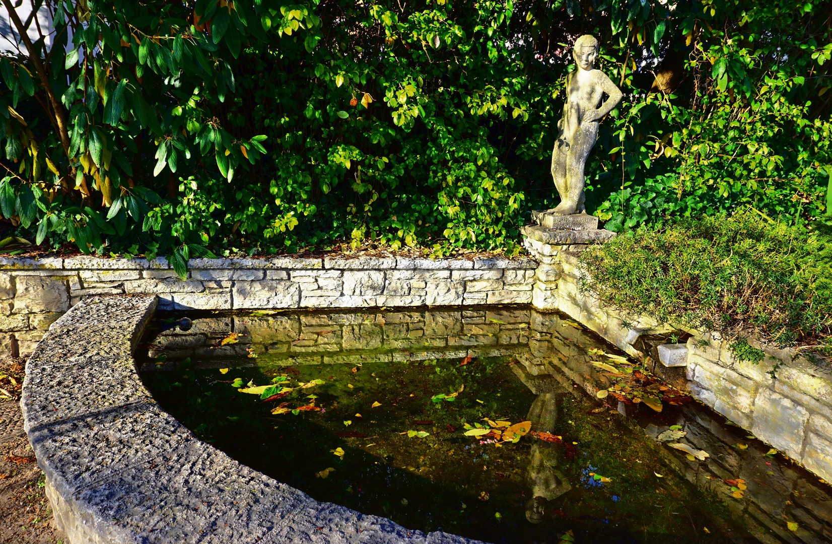 Skulptur am Brunnen