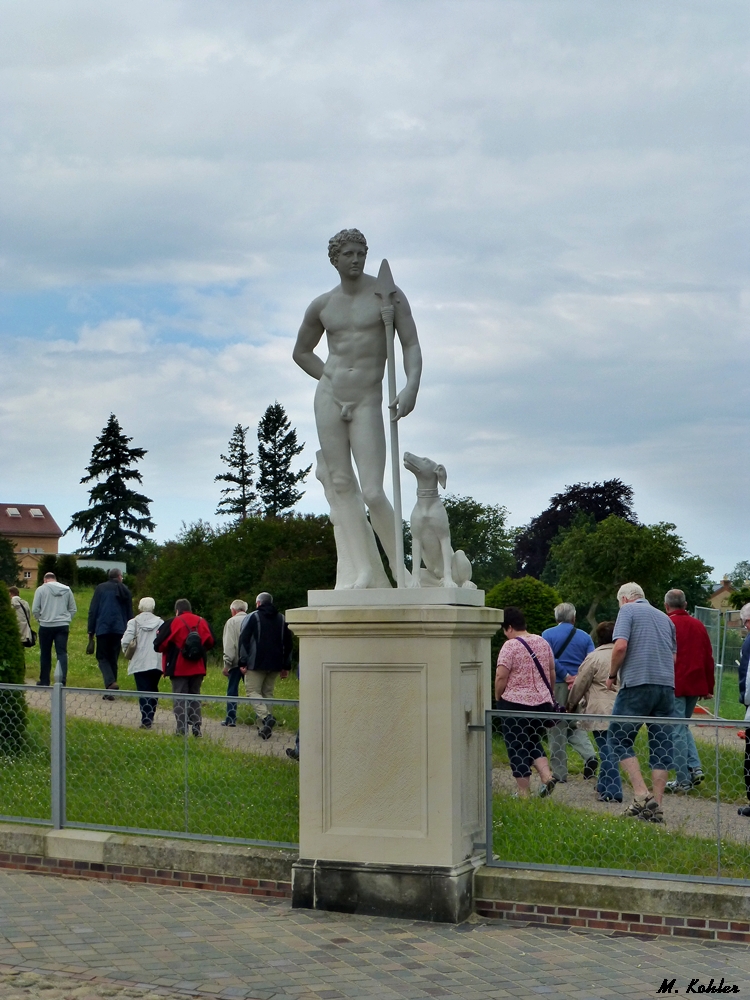 Skulptur am Eingang zum Schlosspark