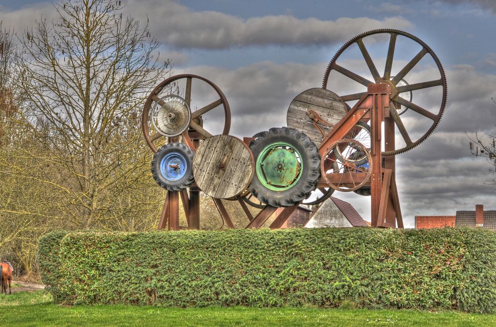 Skulptur am Ortseingang