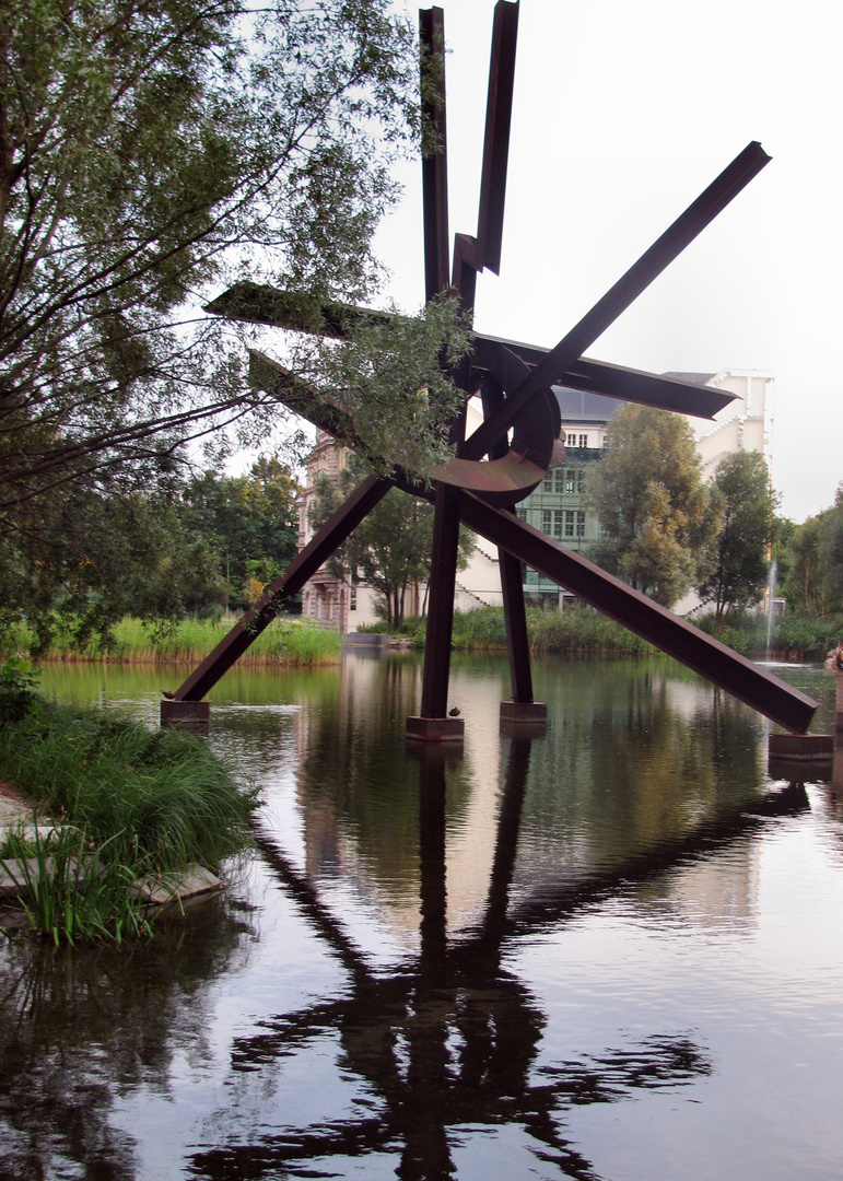 Skulptur am Potsdamer Platz spiegelt sich im Wasser