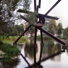 Skulptur am Potsdamer Platz spiegelt sich im Wasser