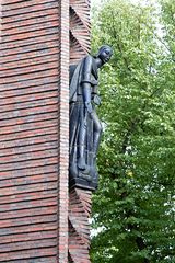 Skulptur an der Kreuzkirche in Berlin Schmargendorf