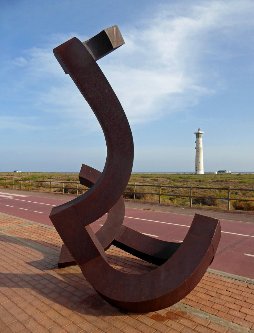 Skulptur an der Promenade  in Moro - 