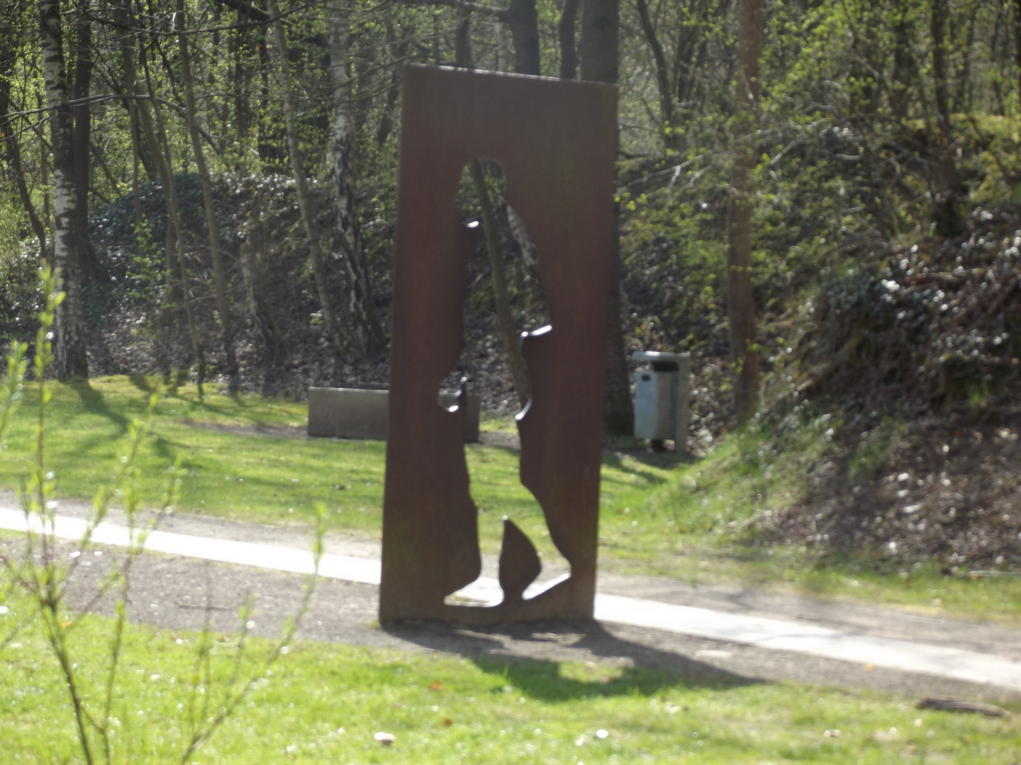 Skulptur an Fundstelle im Neanderthal