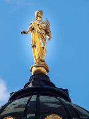 Skulptur auf dem Deutschen Dom