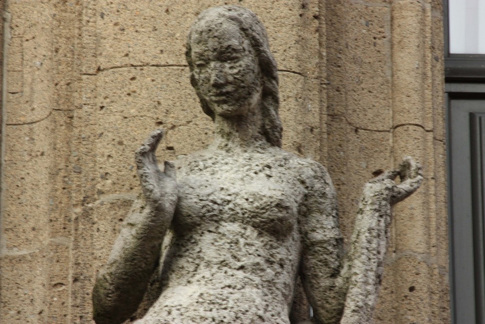 Skulptur auf dem ehemaligen WEKA Kaufhaus in Gelsenkirchen