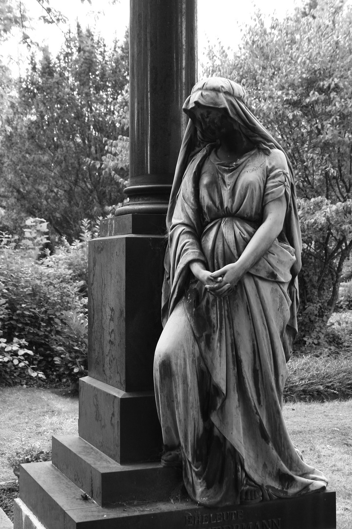 Skulptur auf dem Nordfriedhof