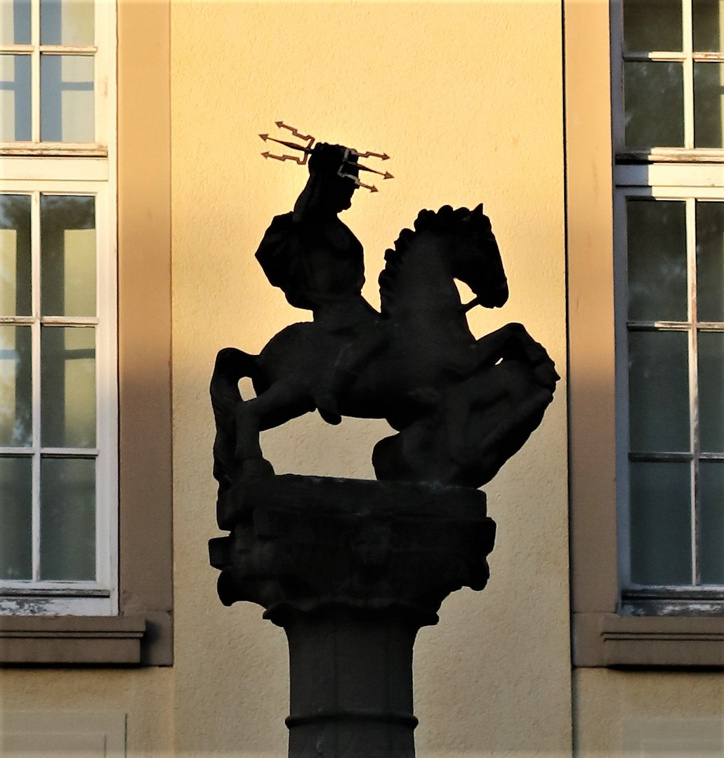 Skulptur auf Säule H-Ca75d-76 -col