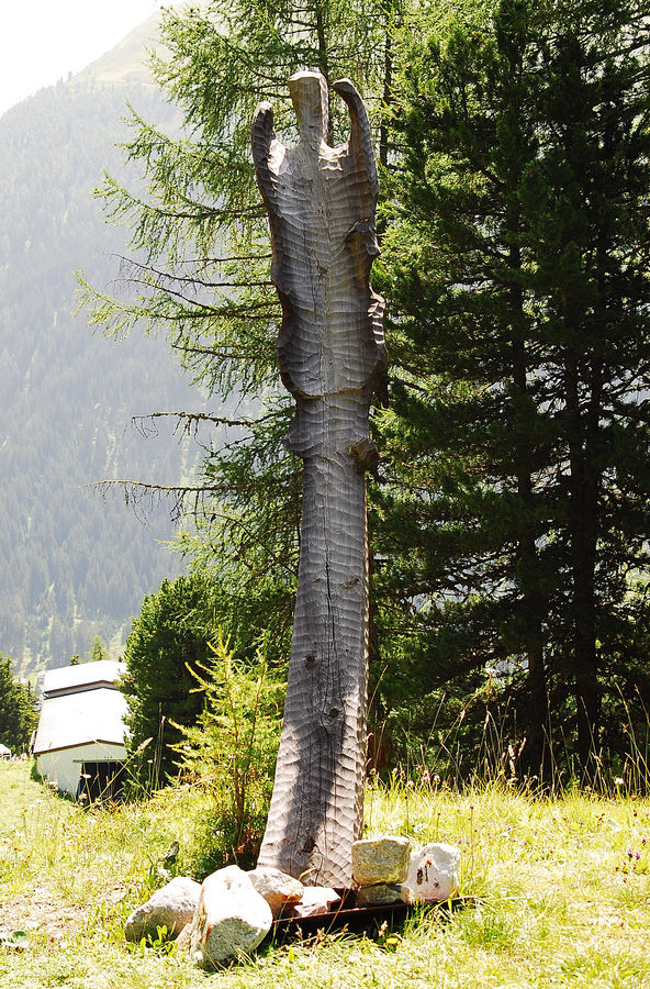 Skulptur aus Holz auf dem Wanderweg