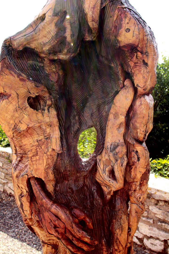 skulptur aus olivenbaumholz
