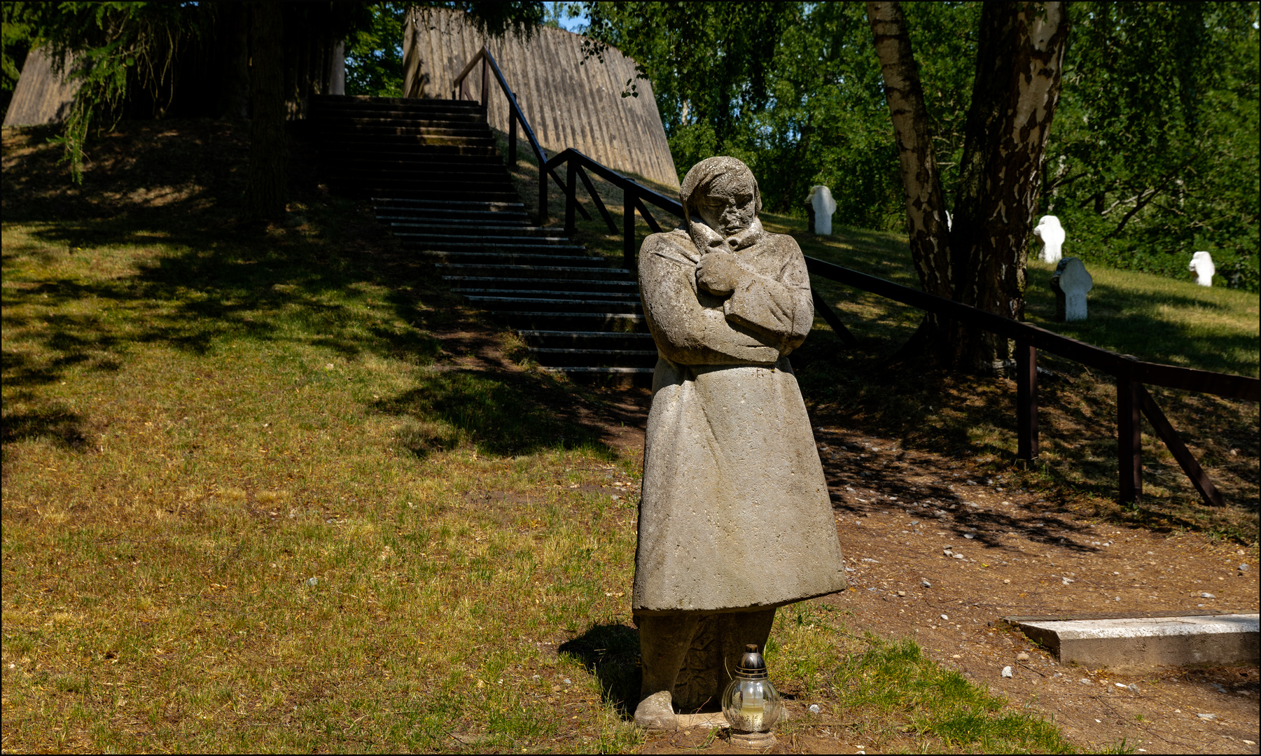 Skulptur „Die Frierende“ …