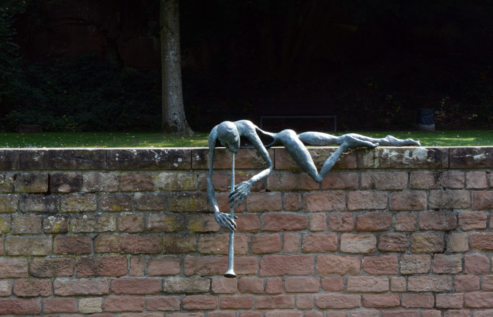 Skulptur eines Flötenspielers