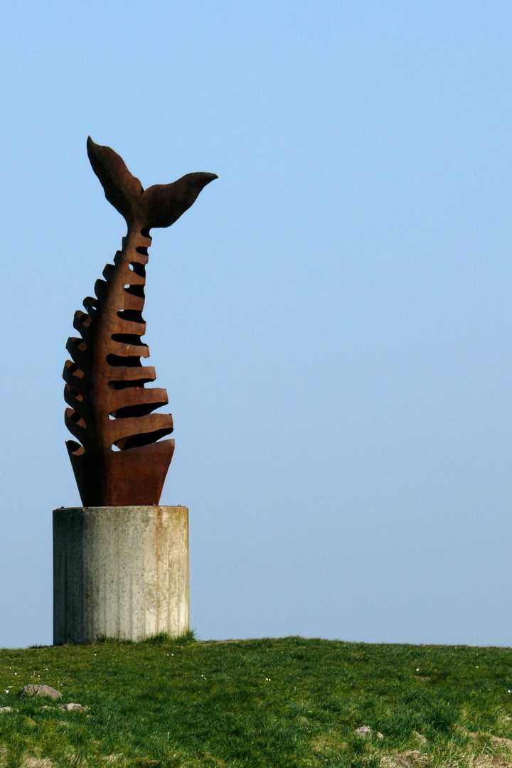 Skulptur eines Walskeletts