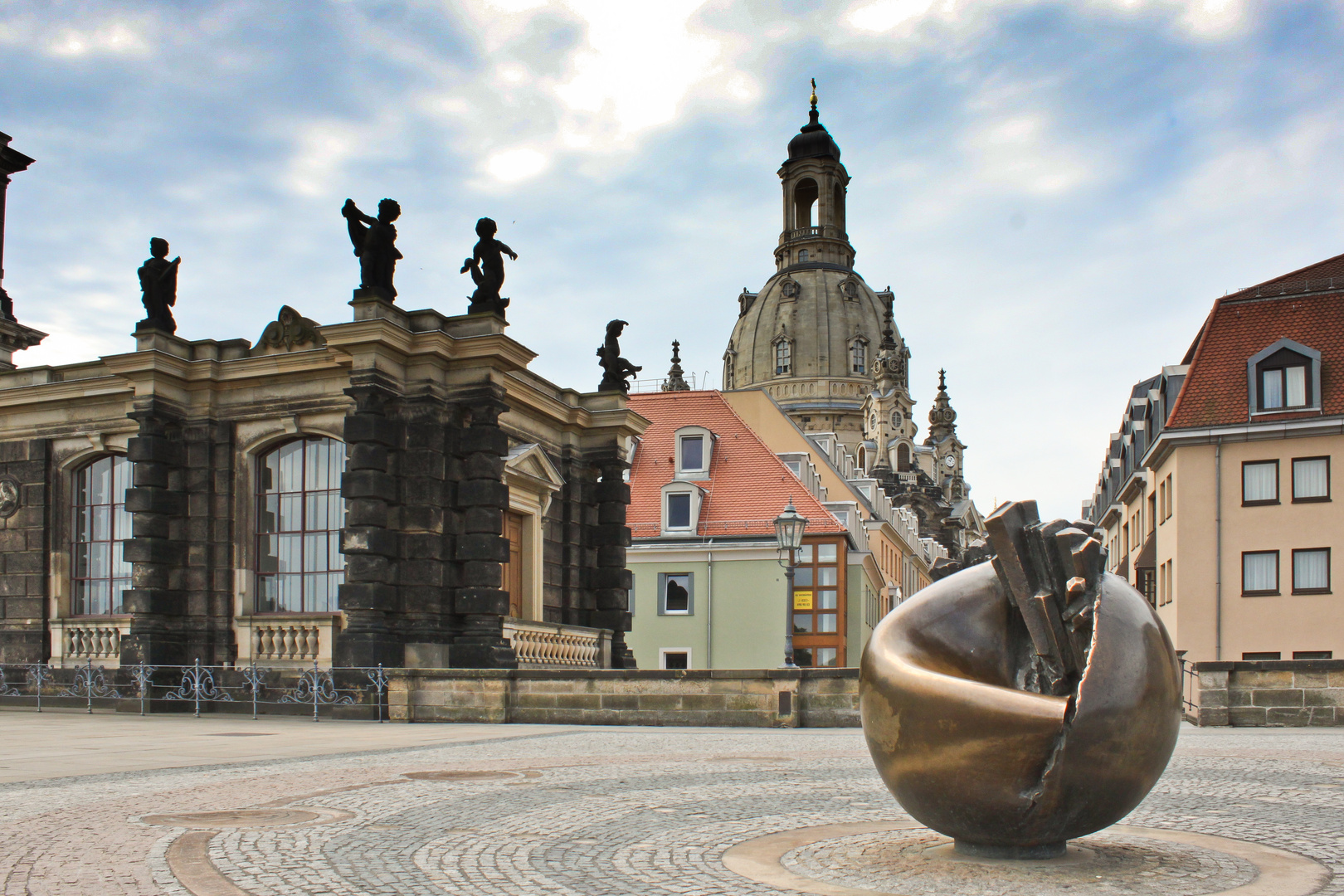 Skulptur "Erde und Planeten" auf der Brühlschen Terrasse Dresden