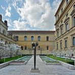 Skulptur Flora III von Fritz Koenig im Kabinettsgarten der Residenz München