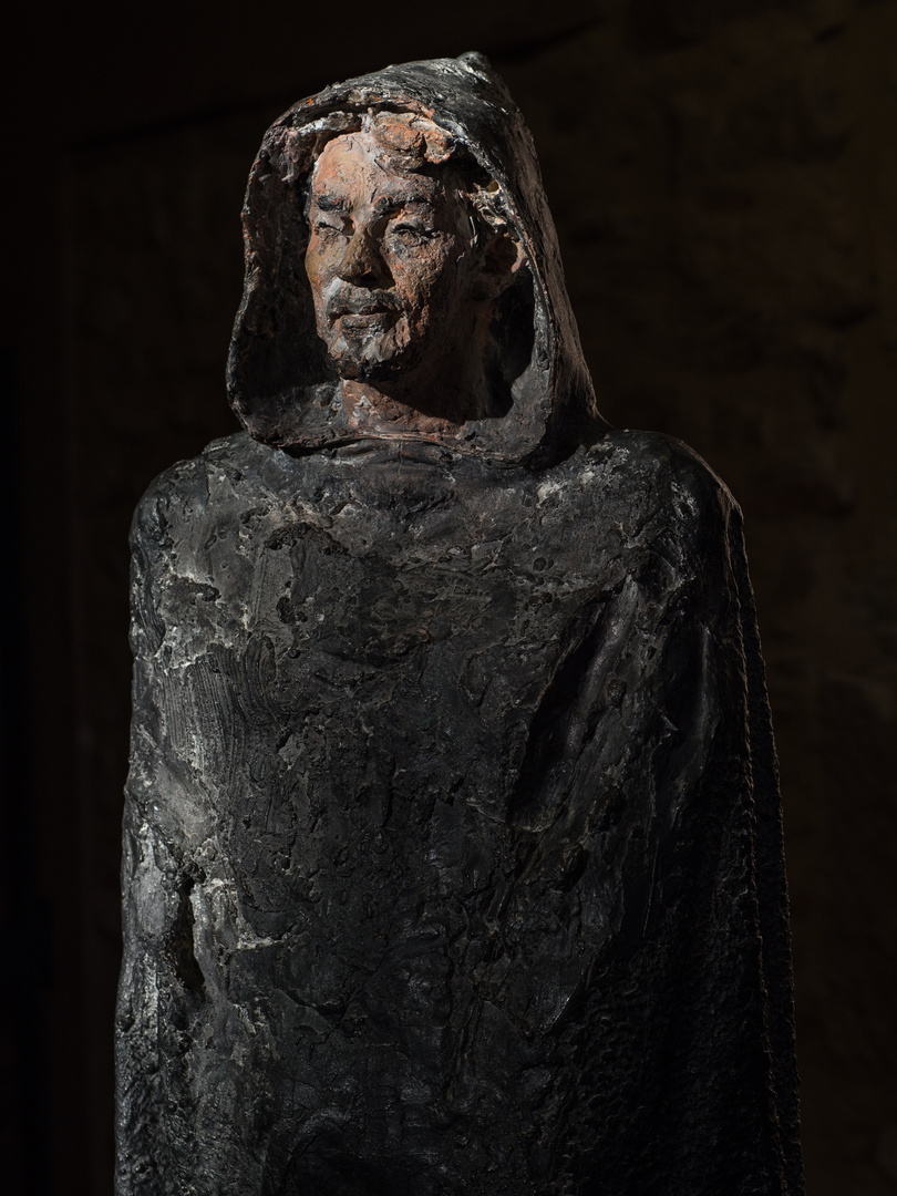 Skulptur im Dom zu Mainz vor dem Gebetsraum im Schein der Sonne