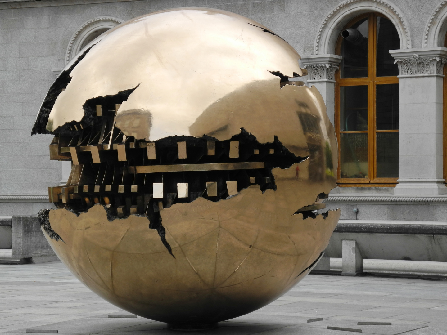 Skulptur im Innenhof des Trinity Colleges in Dublin