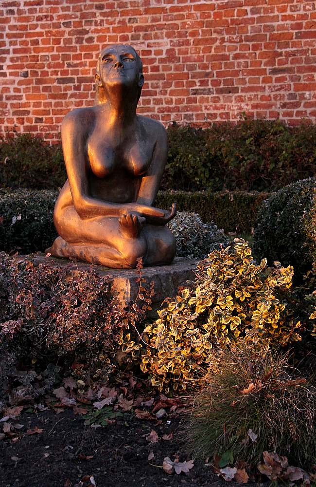 Skulptur im letzten Sonnenlicht