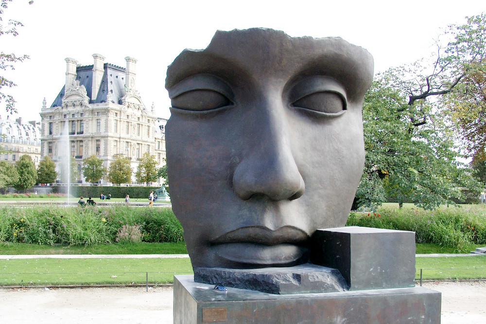 Skulptur im Louvrepark Paris