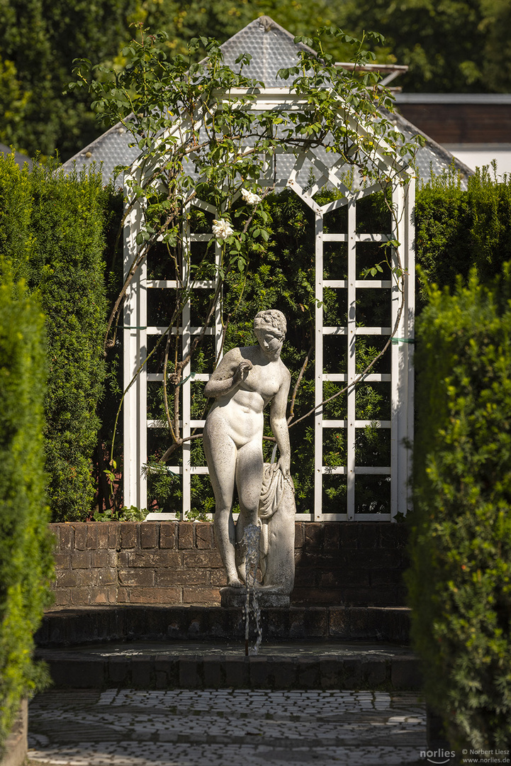 Skulptur im Paradiesgärtchen