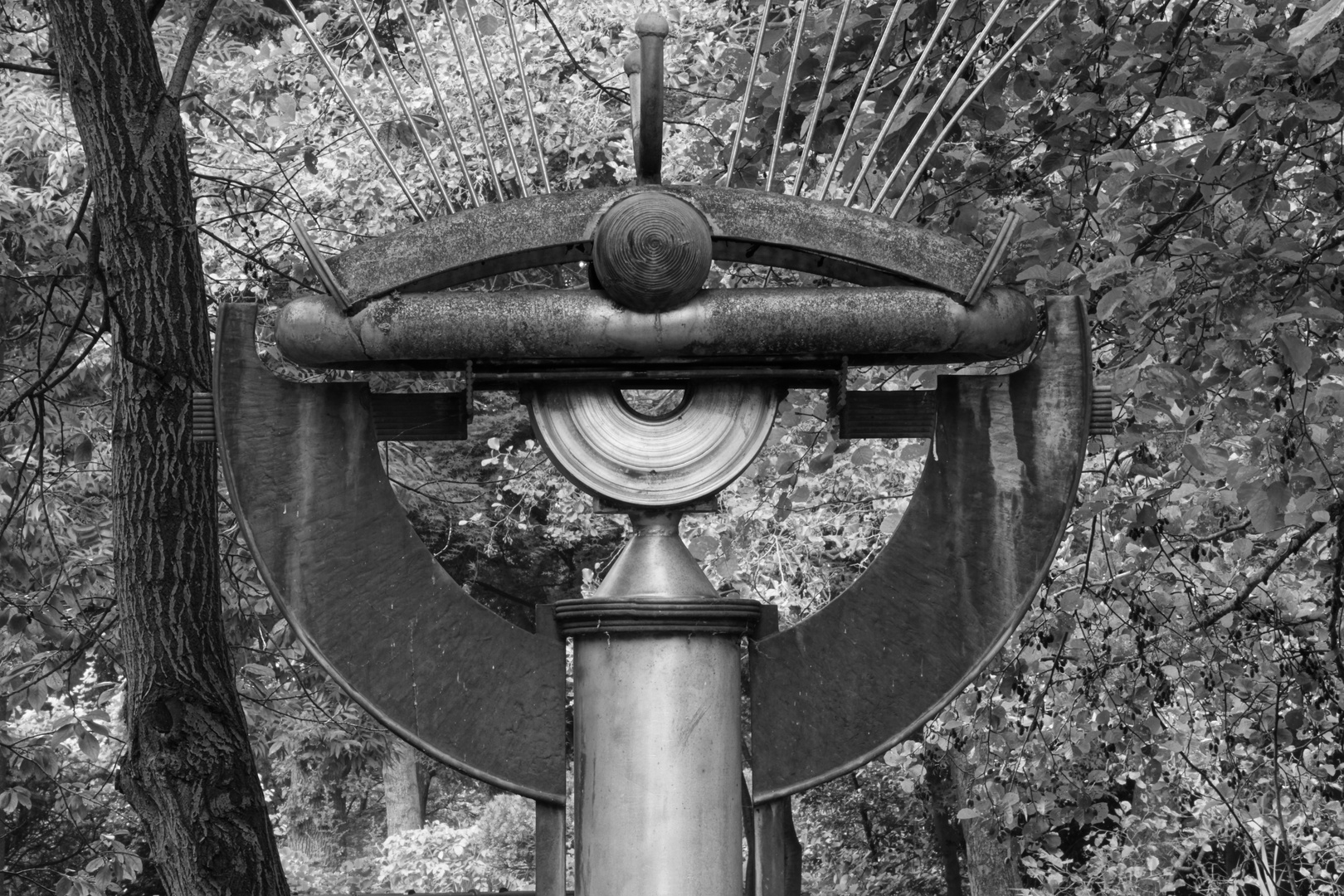 Skulptur im Park -Schwarz-Weiß