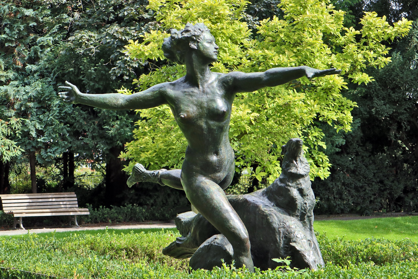 Skulptur im Rosengarten 