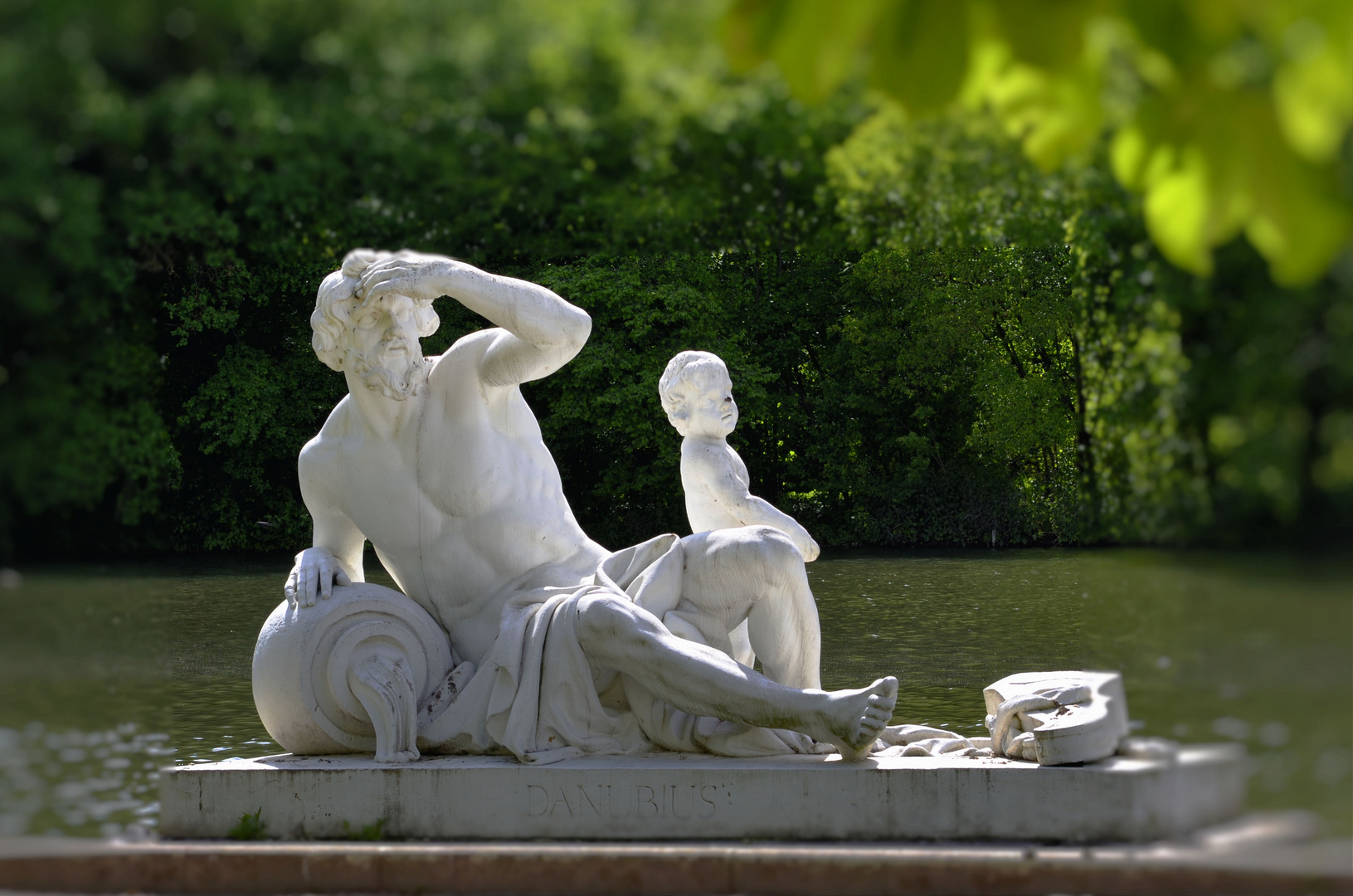 Skulptur im Schlosspark Flussgott Donau