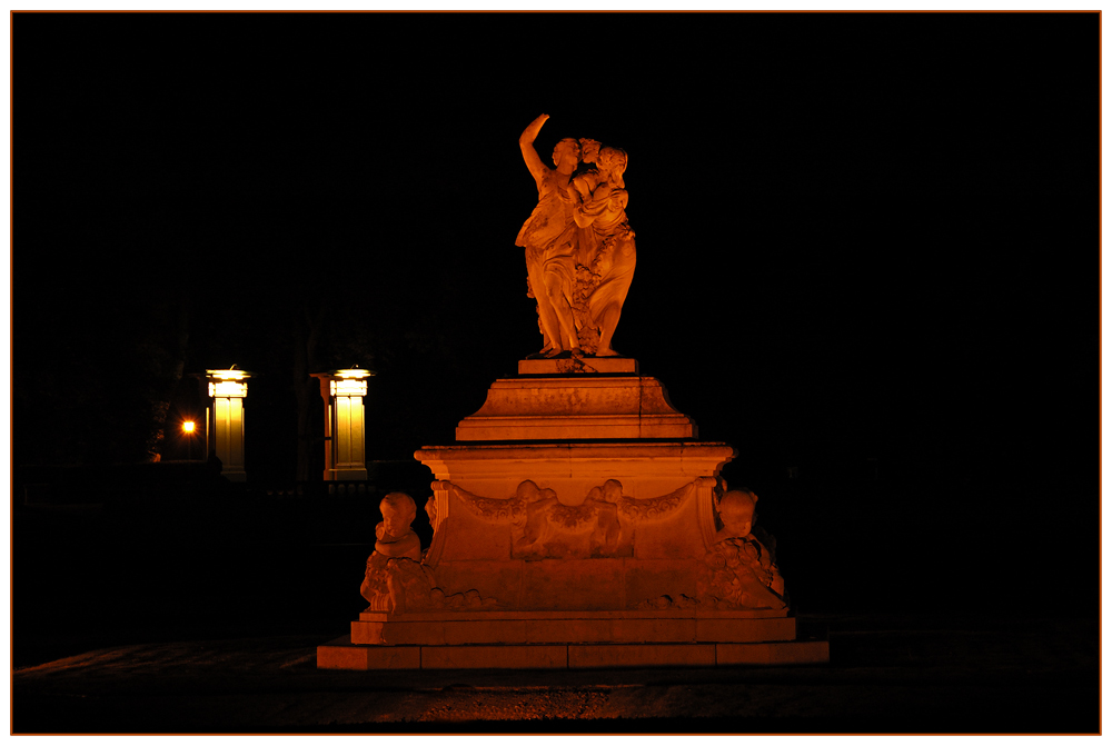 Skulptur im Schlosspark Nordkirchen bei Nacht.