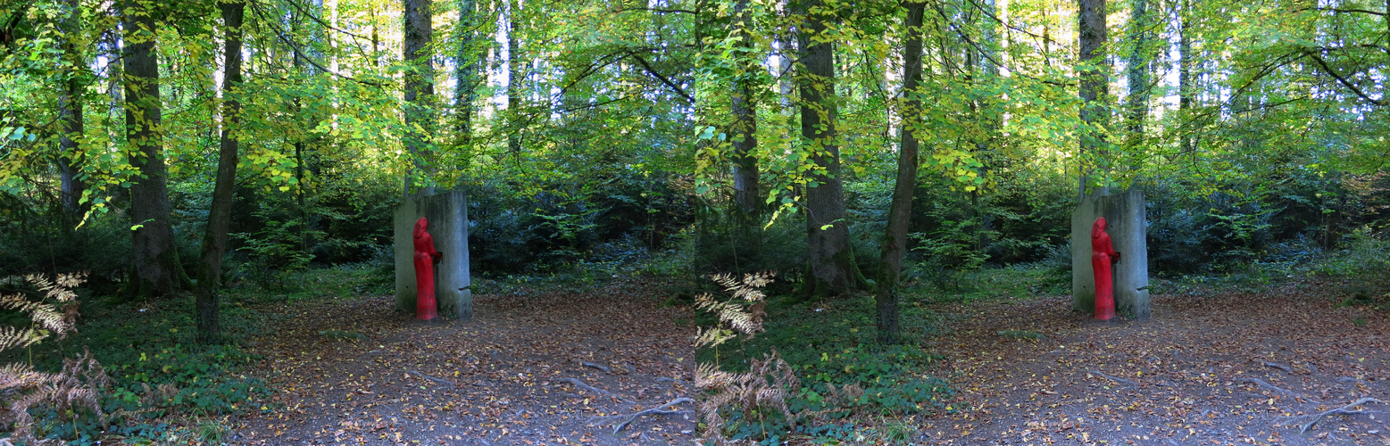 Skulptur im Wald - 3D Kreuzblick